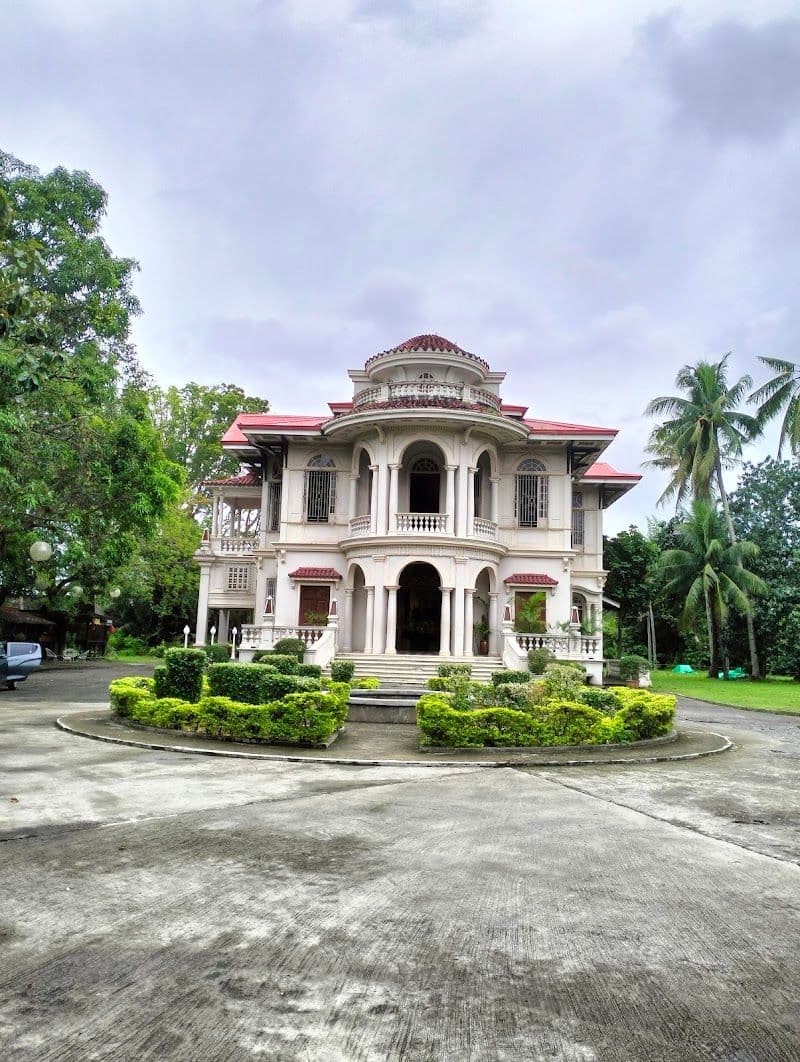 Tour the Molo Mansion and District