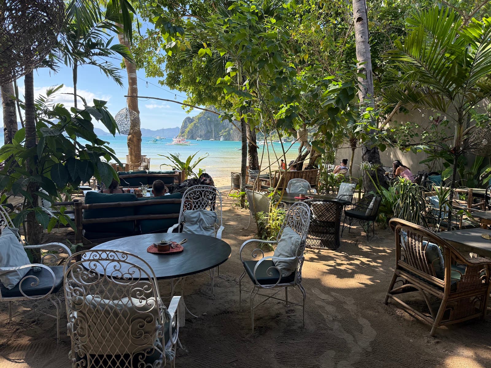 La Plage Restaurant & Beach Bar - Palawan - Philippines