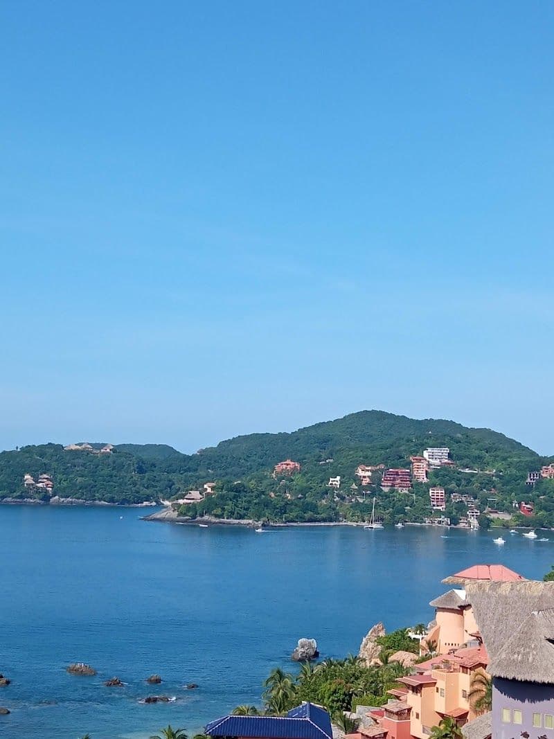 Playa la Ropa - Zihuatanejo - Mexico - Booked ai