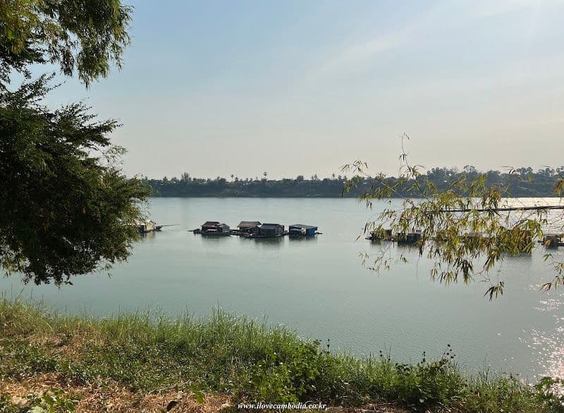 Koh Trong Floating Village - Kratie - Cambodia - Booked ai